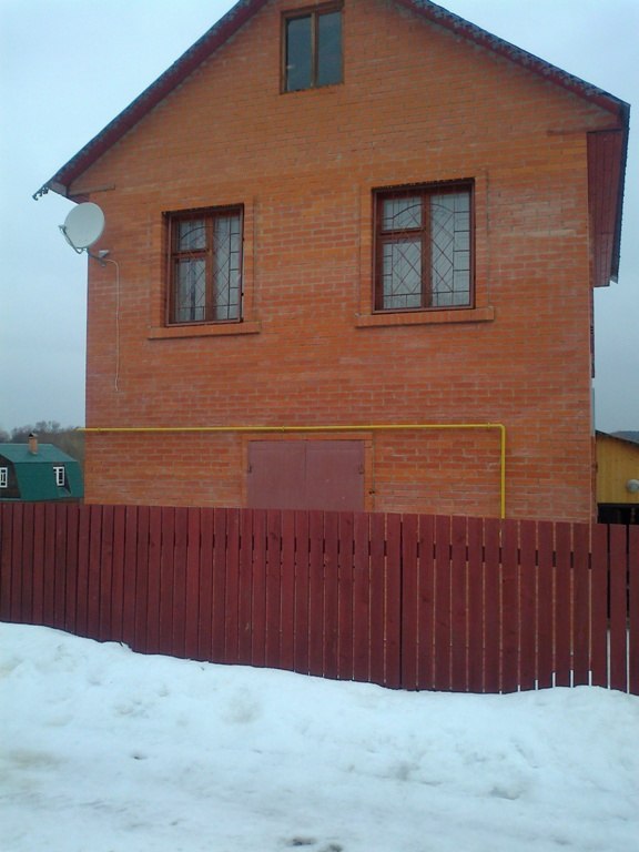 Сдаётся дом д.Спас-Загорье, 2этажный кирпичный, первый этаж: прихожая, большая кухня, гостиная; второй этаж: прихожая и три спальни. Санузел только на...