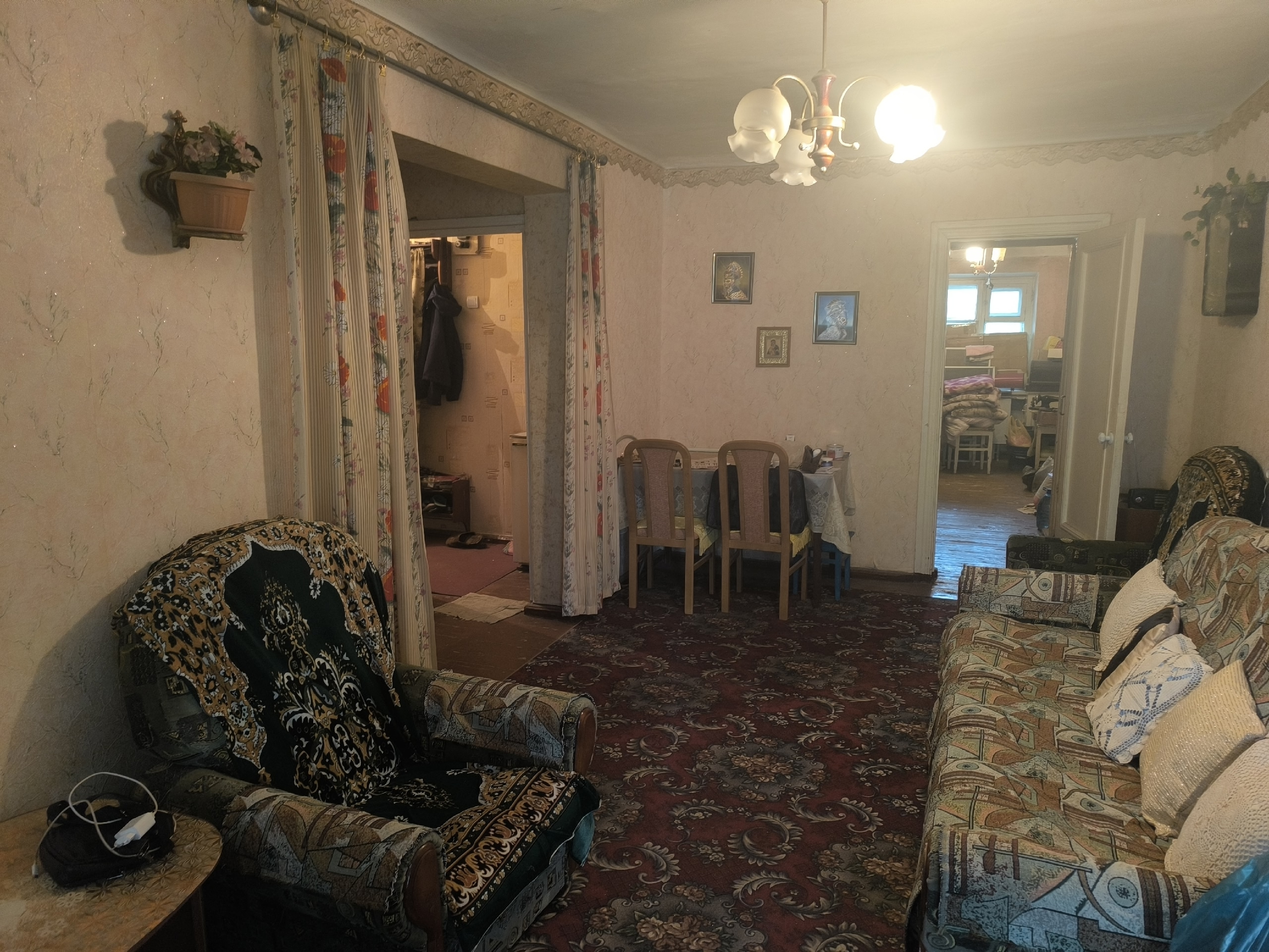 Продажа 2-х комнатной квартиры в г. Лутугино ул. Ленина Индивидуальное отопление, окна пластик. Балкон застеклён. Обычное жилое состояние. Центр города, рядом школы, садик, магазины, парк. Цена: 2.200.000 млн. р +79591802307 +79592039365...