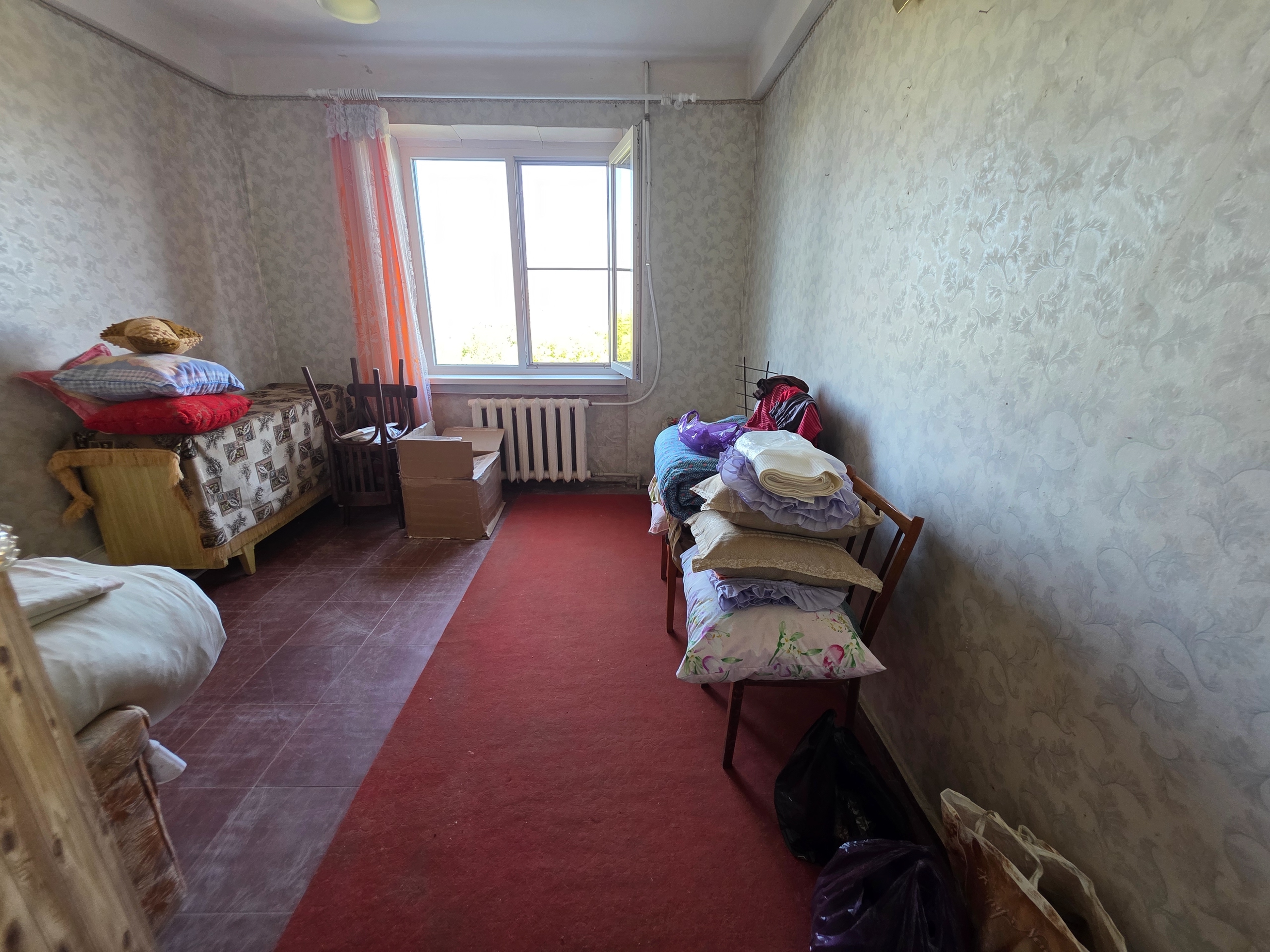 3 комнатная 70м2 кв. Солнечный, Жовтневый р-н г. Луганск Продам 3-х комн. кв. на 8эт/9ти этажного дома кв. Солнечный (р-н детской стоматологии), г. Луганск. - Общая - 70м2, жилая- 46.9м2, комнаты (19.2, 10.7, 17)- зал проходной, а спальни отдельные, кухня - 7м2. - С/у раздельный. - Окна м/п, пластиковая разво...