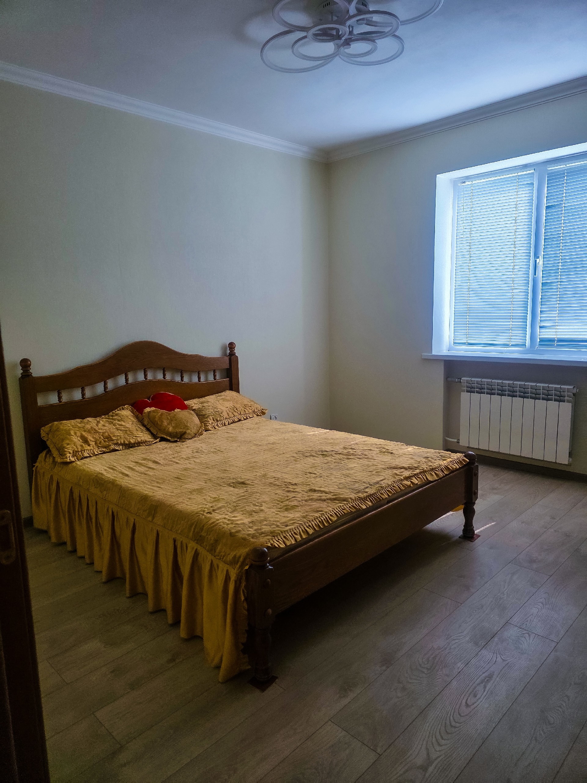 🏡 Продаётся уютная двухкомнатная квартира в Луганске! Площадь: 54 квадратных метра . Этаж: 8 из 9 Адрес: 1-й микрорайон, дом 1. 💫О квартире - Кухня: 7,1 квадратных метра — удобно организованное пространство для приготовления пищи. - Окна: от компании Salamander (Германия) — отличная теплоизоляция. - Рама: от...