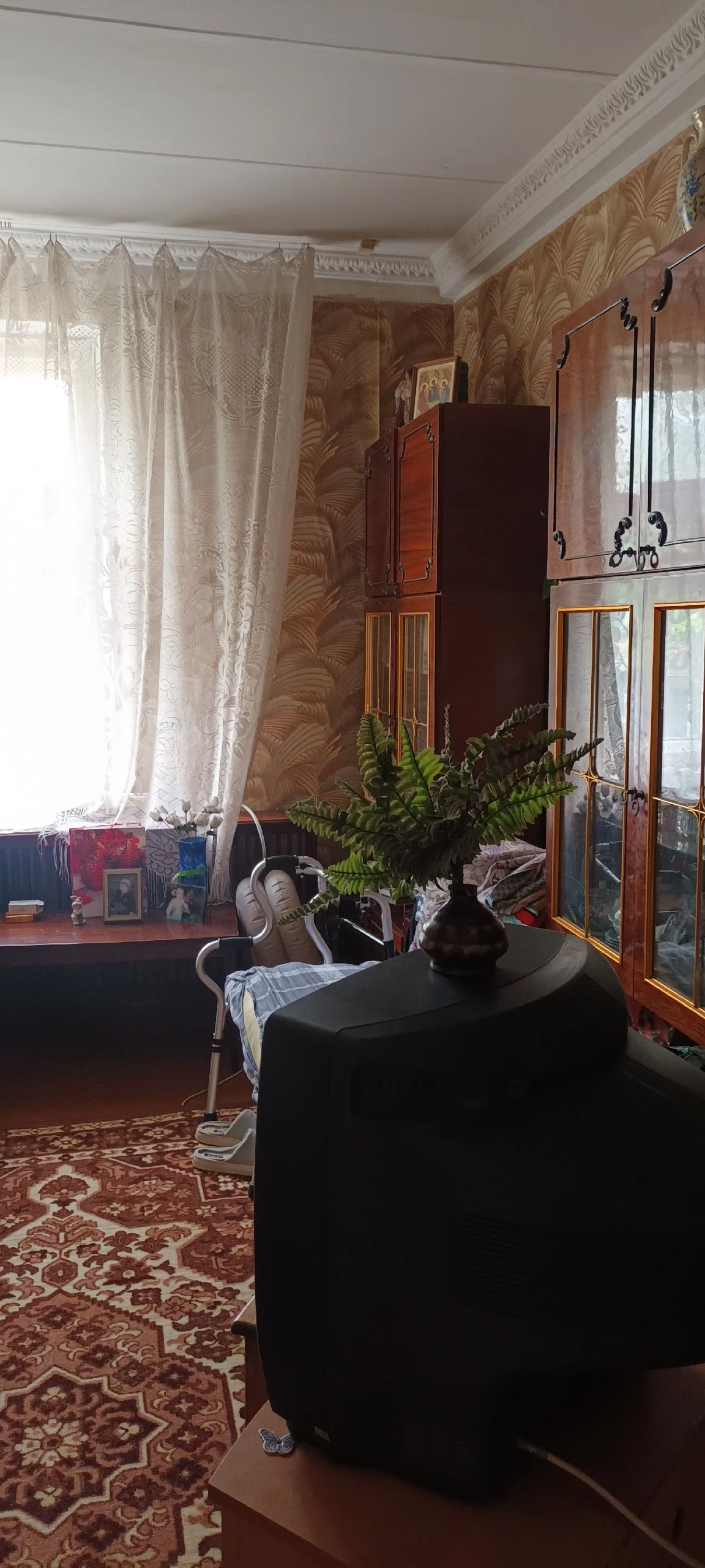 Алчевск.!Продается 3х комнатная крупногабаритная квартира(сталинка),в доме расположен маг "Альтаир"(перекресток ул.Кирова-Фрунзе),дом кирпи...