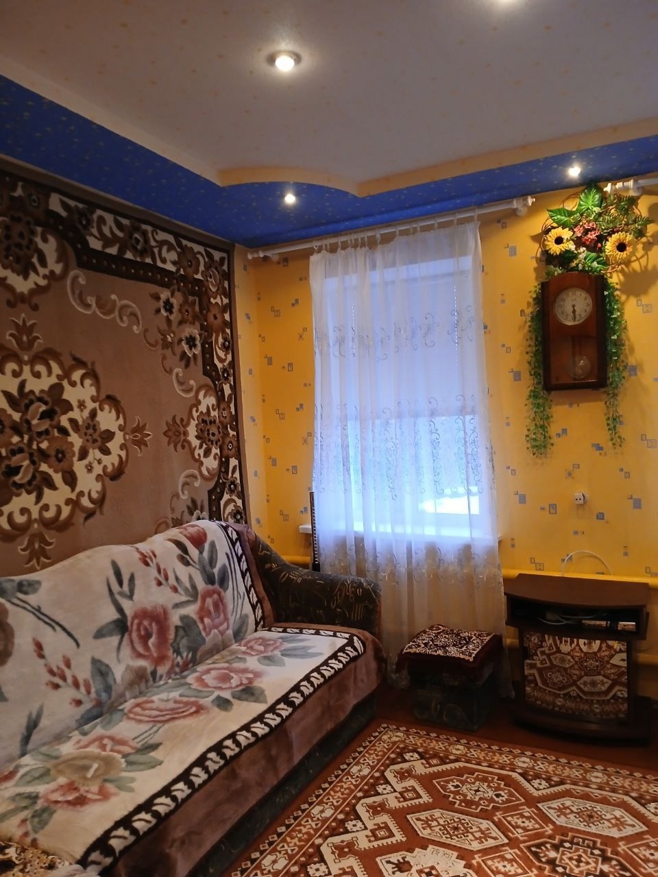 г. Алчевск
Продается 1/2 дома по улице Крылова, район остановки старого депо(по тройке). Общая площадь 49 кв. м. В доме 2 комнаты, МП окна, индивидуа...