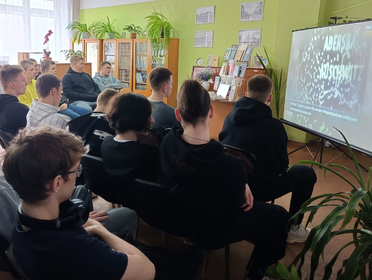 Помнит мир спасенный…