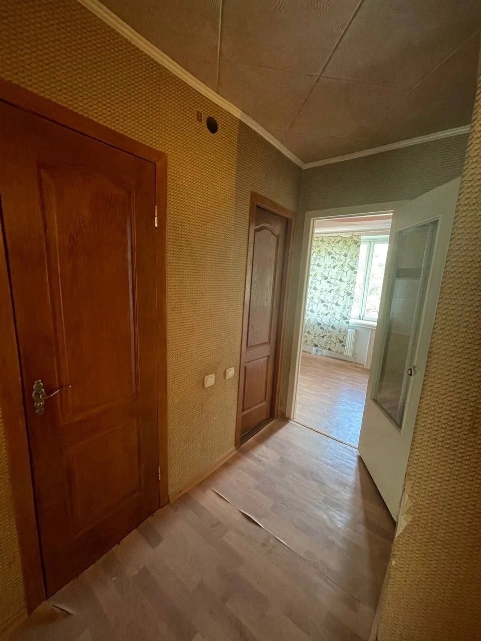 🔑ПРОДАМ 2-Х КОМНАТНУЮ КВАРТИРУ🔑 📍 Расположение: г. Стаханов,ул.Стаханова д.3А Этаж - 5 Полный пакет документов( готова к сделке ) ОПИСАНИЕ: ️ ♦ Продаётся просторная квартира в г. Стаханов ️ ♦Общая площадь:51,7 кв ️ ♦Окна пластиковые (кроме кухни) ♦Двухконтурный котел ♦Два балкона (один балкон застеклен) ♦Встр...