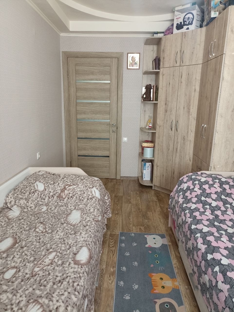🏬2 комнатная, 40м², 5/5эт., кв.Комарова (район с/м Каштан), Жовтневый р-н, г.Луганск ✅Автономное отопление❗️ ✔️ ✅Уютная и теплая квартира с современным ремонтом, не угловая. Крыша в хорошем состоянии. ✅Входная железная дверь. ✅Натяжные потолки, окна м/п (3 стекла), балкон застеклен. Кондиционер. С/у совмещен ...