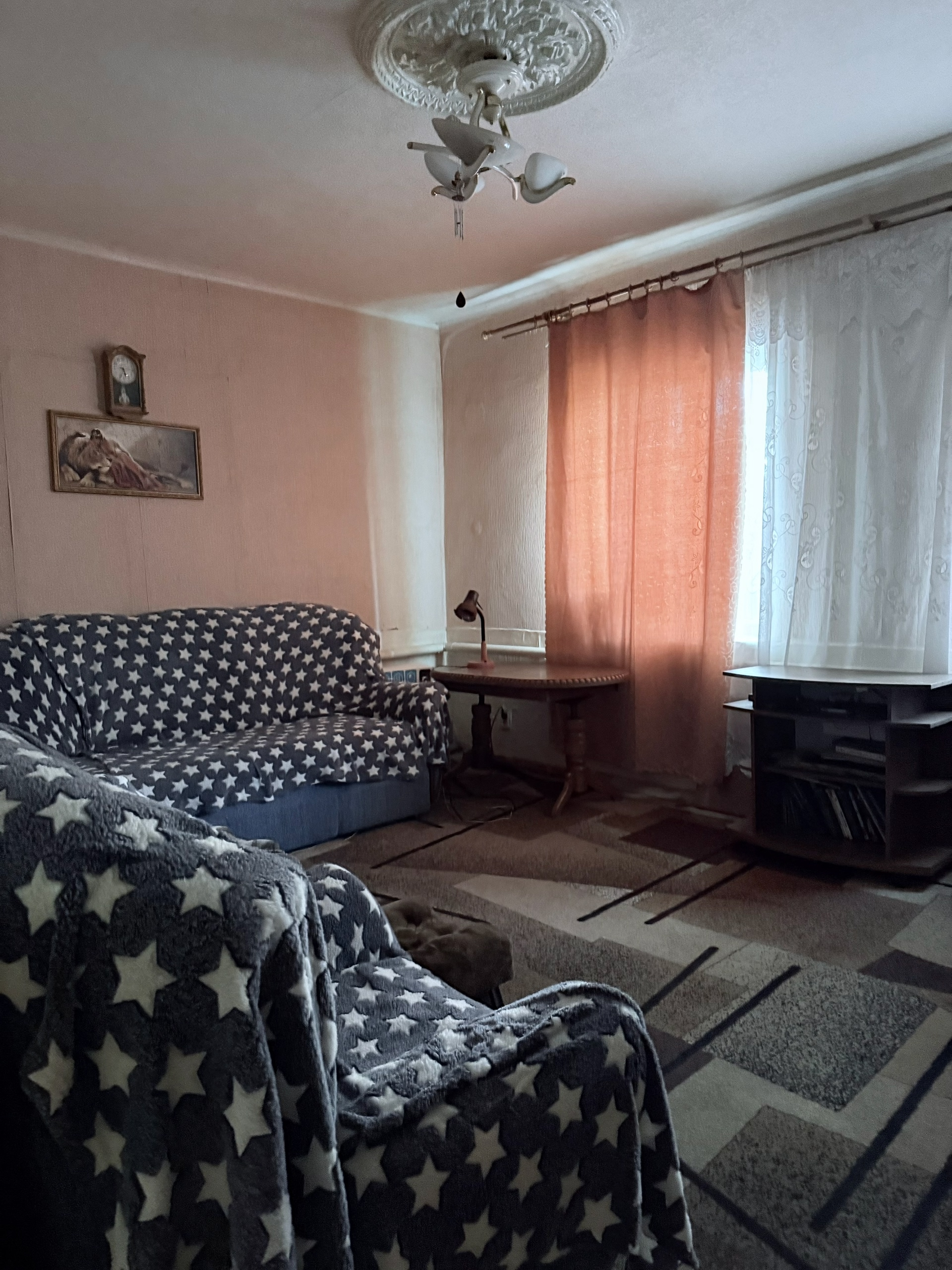 Объект 926 Продаётся ДОМ в г.Алчевске р-н Лимана по ул.Плеханова ОП - 90 кв. Участок - 6 соток. В доме: 5 комнат + кухня + прихожая + санузел. Автономное отопление (1 к.котёл + колонка). На все услуги счётчики. Окна - МП (решётки). Железные двери. На участке есть флигель и уличный туалет. Цена - 3 650 000 руб...
